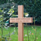 personalised-wooden-memorial-cross-makemesomethingspecial.com