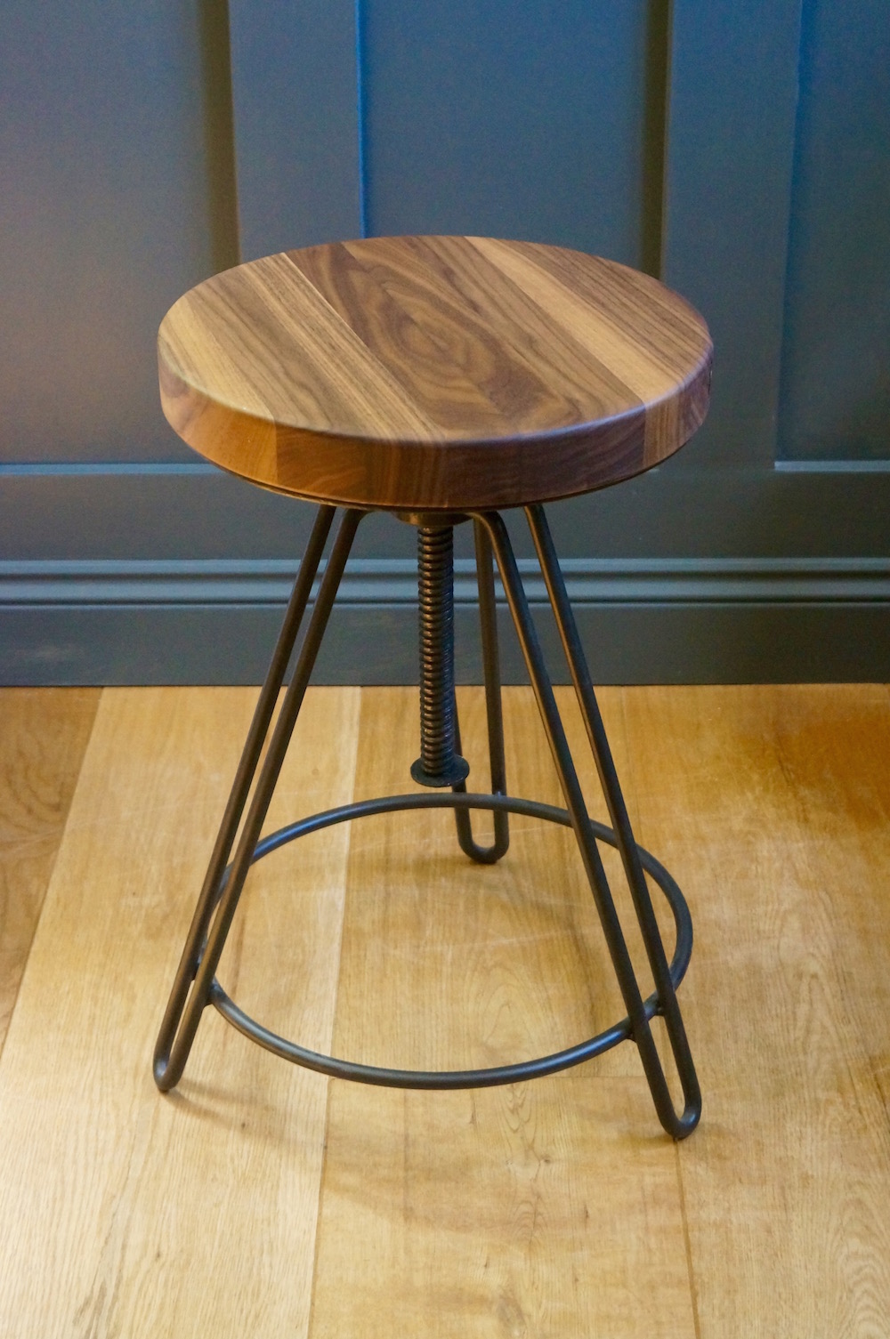 wooden-breakfast-bar-stool-makemesomethingspecial.com