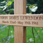 wooden-memorial-cross-makemesomethingspecial.com