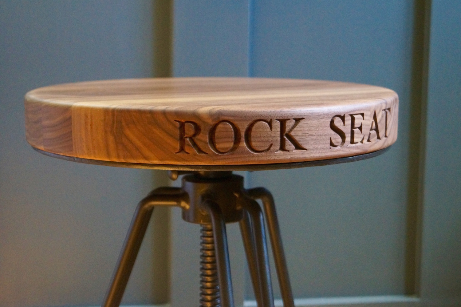 wooden-metal-swivel-seat-makemesomethingspecial.com